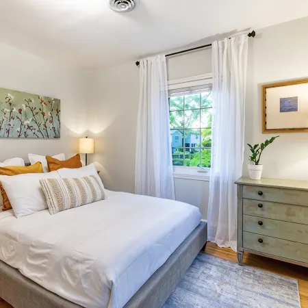 Gorgeous Carriage House close to USNA, walk to stadium, free parking,  pets+kids