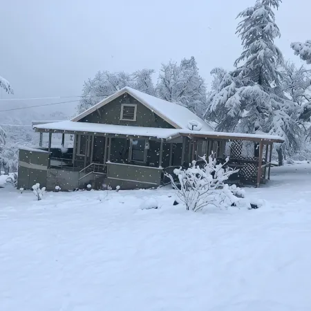 Secluded Yet Close!  Meadow Oak Cabin, Kernville