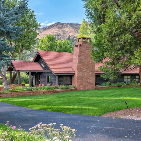 Historic Log Cabin- Downtown Basalt, Aspen Skiing Nearby, Gold Medal Fishing
