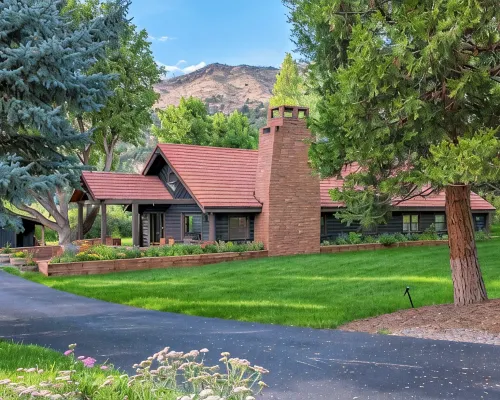 Historic Log Cabin- Downtown Basalt, Aspen Skiing Nearby, Gold Medal Fishing Hotels in Basalt