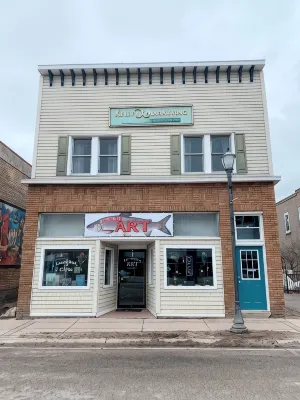 2-Bedroom Luxury Loft in the Heart of Downtown Munising - Homestays