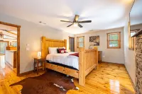 A Charming Chalet with Hot Tub 1 Mile to Mt. Snow - Chalets