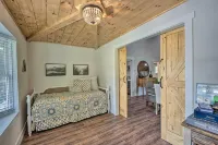 Private Riverside Home -- Hot Tub~King Bed~Kitchen - 4-stjärniga