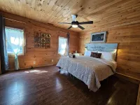 2BR cabin with private hollow, creek, and historic dam, minutes to trails/food - Chalets