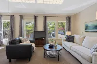 BEAUTIFUL village apt.  Walk to river, shops, eateries. Great for getaway / work - 4-Star