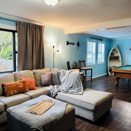 Cozy, comfortable Lakehouse getaway - Sleeps 10! WiFi, Private Dock