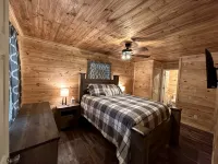 New Cabin built in 2022. 2 minutes away from multiple trailheads!  Sleeps 8 - Chalets
