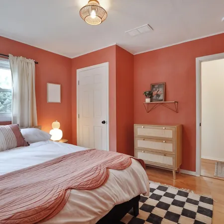THE GOOD PLACE - Uptown Westerville's Premier Vacation Home - Colorful & Cozy