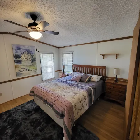 Peaceful home on little Round lake near EAA, Iola car show & the Packer Stadium.