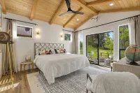Modern Mtn Retreat: Lakefront, Direct Beach Access & Hot Tub by Tamarack Resort - 샬레 호텔