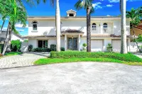 Waterfront Antique Mansion! Heated Pool+Hot Tub! - 4성급