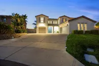 Resort-style Home with stunning views, pool, hot tub, putting green - Homestays