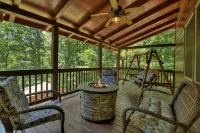 Walk to the River! 3 Story Cabin w/ Firepit~ Games ~ Fireplace~Covered deck! - Hytter