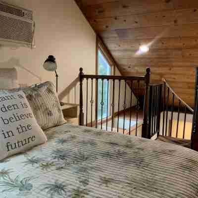 Einstein Lounge in Downtown - 2 BR w Loft and Fenced Yard Rooms