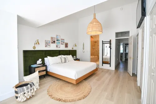 Brand New Listing!  Beautiful - Upscale newly remodeled Modern Tropical Oasis! - Badekar