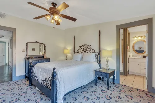 ★Private terrace & parking ★ at this Historic 1800's Townhome in ❤︎ of City - Jacuzzi