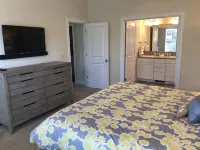 2 BLOCKS to BEACH!! 3 bedroom FAMILY & DOG- FRIENDLY w/FENCE! Close to Pelican! - พร้อมWifi
