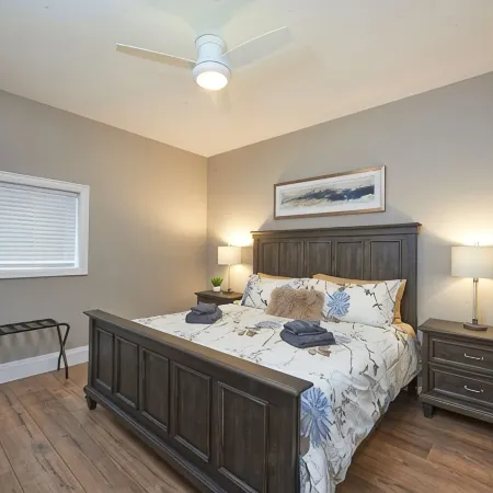 SRS Sunrise Suite ~ Private 2 King Apartment with Parking