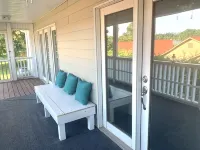 Waterview Retreat - In town convenience with beautiful Lake & Mountain Views - 부티크