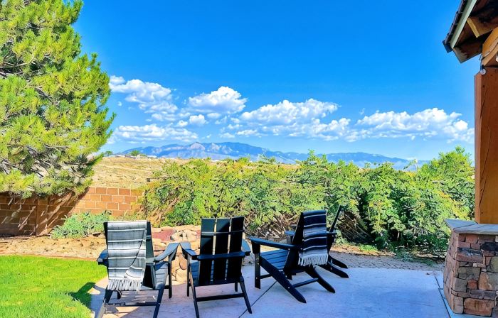 Truly STUNNING~ Minutes to ABQ!VIEWS/Fireplace/Fire-Pit/ Outdoor Mecca-Hot Tub!