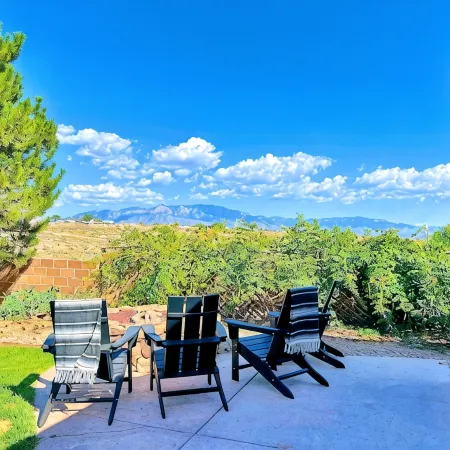 Truly STUNNING~ Minutes to ABQ!VIEWS/Fireplace/Fire-Pit/ Outdoor Mecca-Hot Tub!