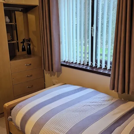 Large 3 bed bungalow set in Woodland grounds near Tamar lakes and local beaches