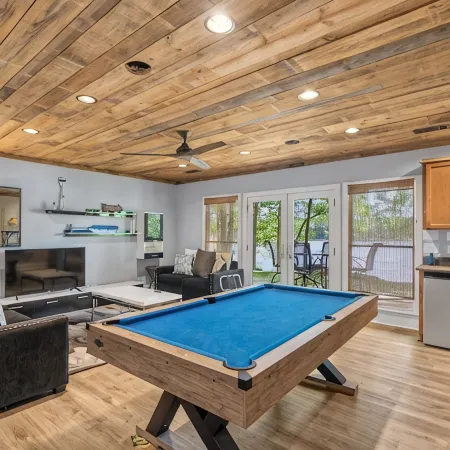 LAKEFRONT HOME DIRECTLY ON LAKE OCONEE WITH BOAT RENTAL