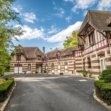 Le Château de la Tour โรงแรมในอวส