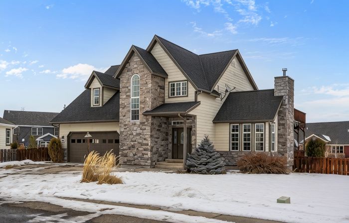 Large home w/ hot tub, cinema, bar/game room