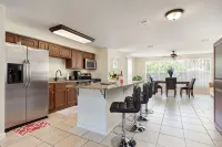 4 Bedroom Cozy Getaway Pool house in the Heart of Melbourne - 2-Star