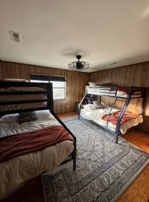 Charming River Cabin Retreat, Sleeps 14, near fishing and hunting + boat parking - Homestays