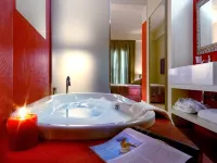 โดมัส อาเดรียนี โรงแรมใกล้จตุรัสเปีซซากาวูร์