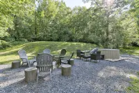 Large Private Rustic Retreat w/hot tub, fire pit, game room - 3-Star