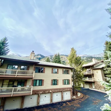 Teewinot B5: Top Floor 2BR/2BA Condo -- Fully Remodeled