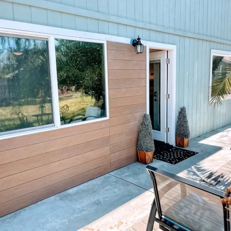 River Retreat Luxury King Studio with Jacuzzi Bath, Walkers Paradise,Near River.