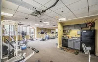 Spacious Riverfront Townhome Directly Across from Downtown Louisville - Pools