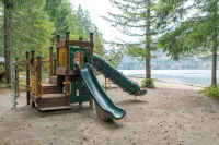 Cozy and Dog Friendly Retreat by Relaxing Creek & Hot Tub by Lake Cushman - シャレー