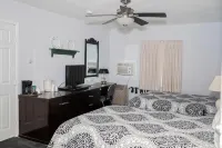 Longhouse Lodge Motel - Parking
