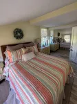 Cozy Ocean Side Cottage with screened in Sun room! 5 minutes from Private beach - 3-Star