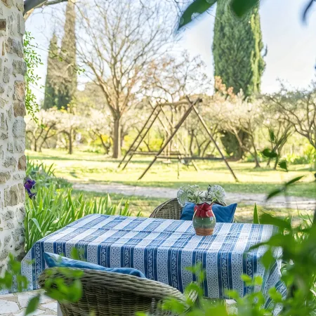 Pretty stone mazet for 2 people surrounded by a 2 hectare park
