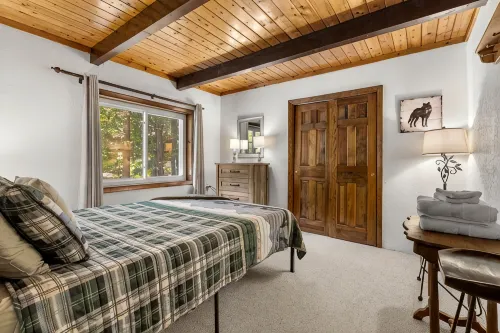 Loose Moose Lodge: Private Hot Tub, Wood Stove & Walk to Story Land - Chalets