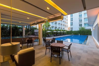 屋外プール カンタリー 304 ホテル アンド サービスド アパートメンツ プラーチーンブリーの写真