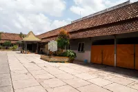 Wisma Citra Metro Mitra RedDoorz Hotel dekat Lapangan samber