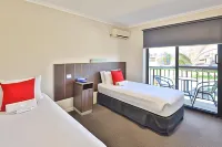 Boulevard Motor Inn Hotels near Kings Billabong