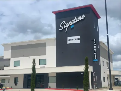 Signature Inn Houston Greenspoint Hotel dekat Cypress Trails