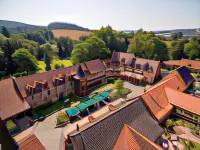 Schlosshotel Weyberhöfe Отели в г. Зайлауф