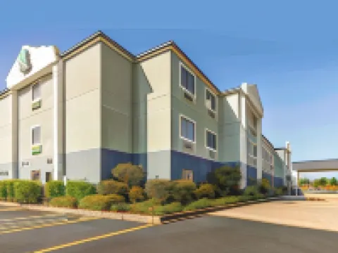 Quality Inn & Suites Pearl-Jackson Hotels in Pearl