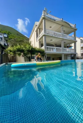 Family House with Pool & Sea View Hôtels à proximité de : Bouches de Kotor
