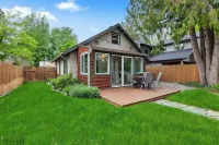 -JD’s Downtown Coeur d’ Alene Cottage-Minutes from the lake and Pet Friendly! Hôtels à proximité de : Fort Sherman Chapel