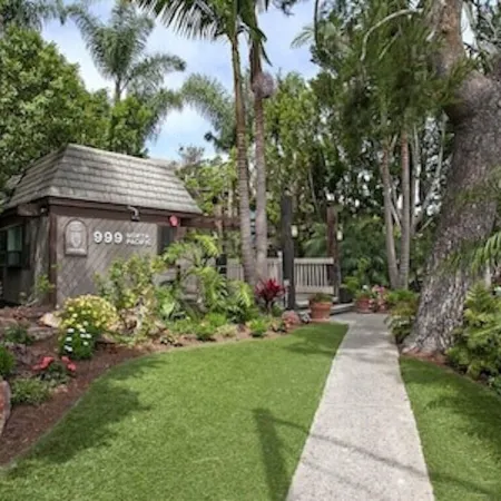 Beautiful End Unit Single Level Condo North Coast Village - Walk to the beach!!
